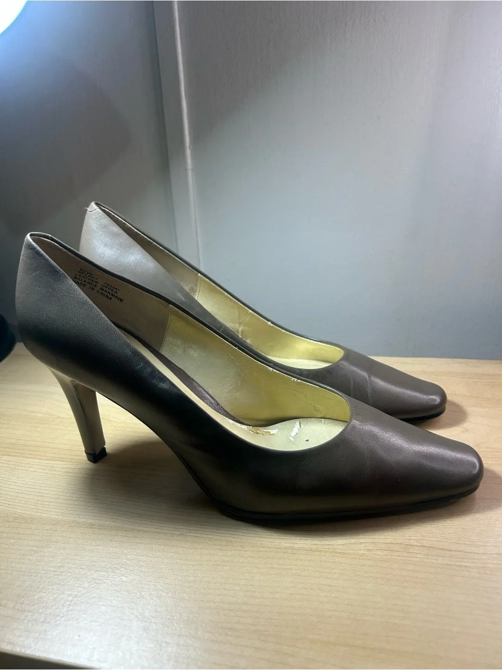 Caresa Women's Classic Leather Pumps